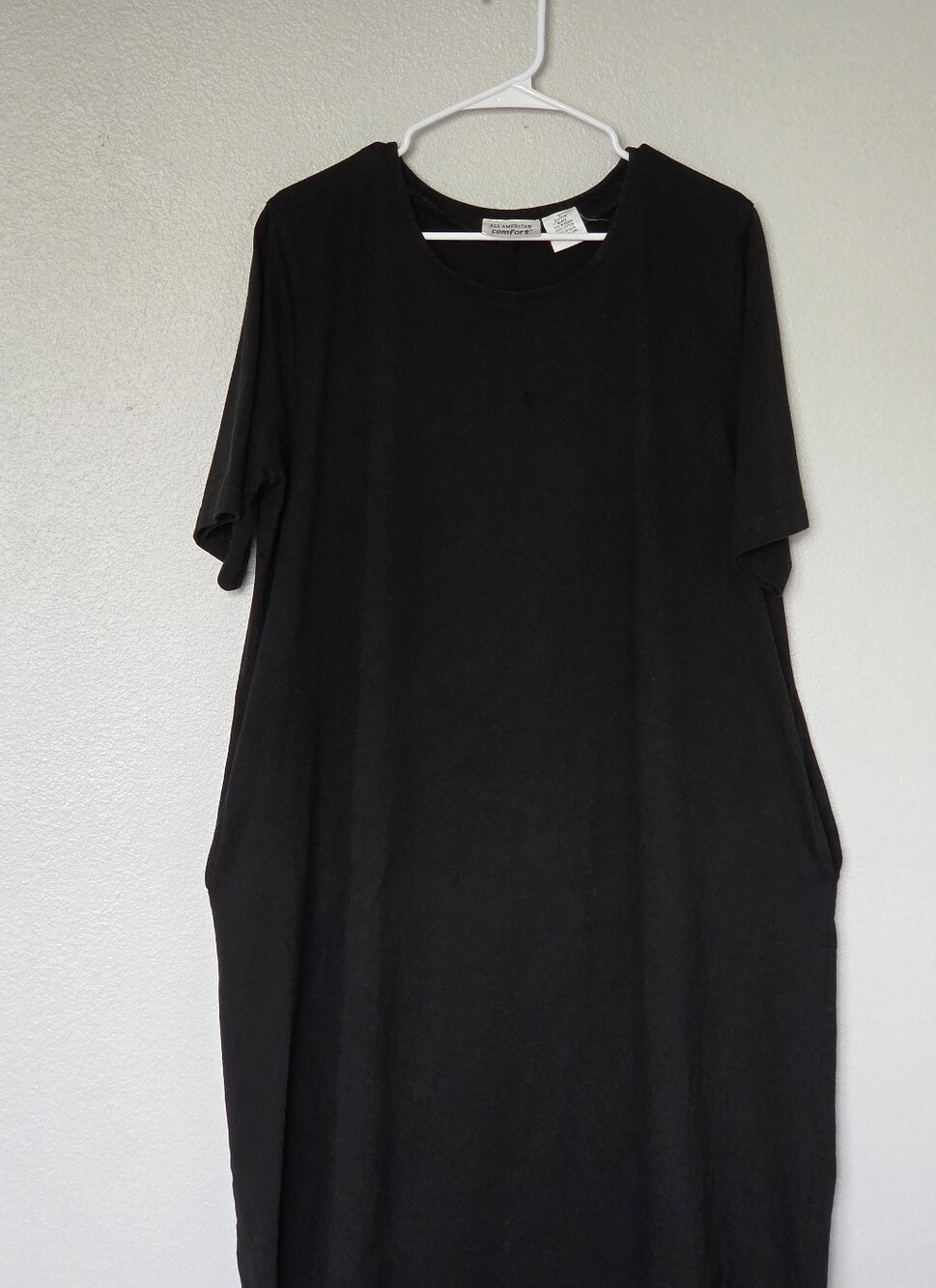 Minimalist Black Short Sleeve Midi Dress - Picture 1 of 6